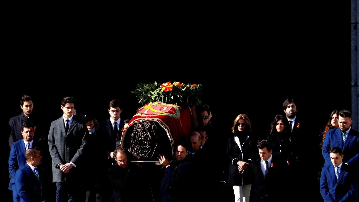 Familiares de Francisco Franco portan el féretro con los restos mortales del dictador tras su exhumación en la basílica del Valle de los Caídos, antes de su trasladado al cementerio de El Pardo-Mingorrubio para su reinhumación, el 24 de octubre, en San Lorenzo de El Escorial. EFE J.J. Guillén