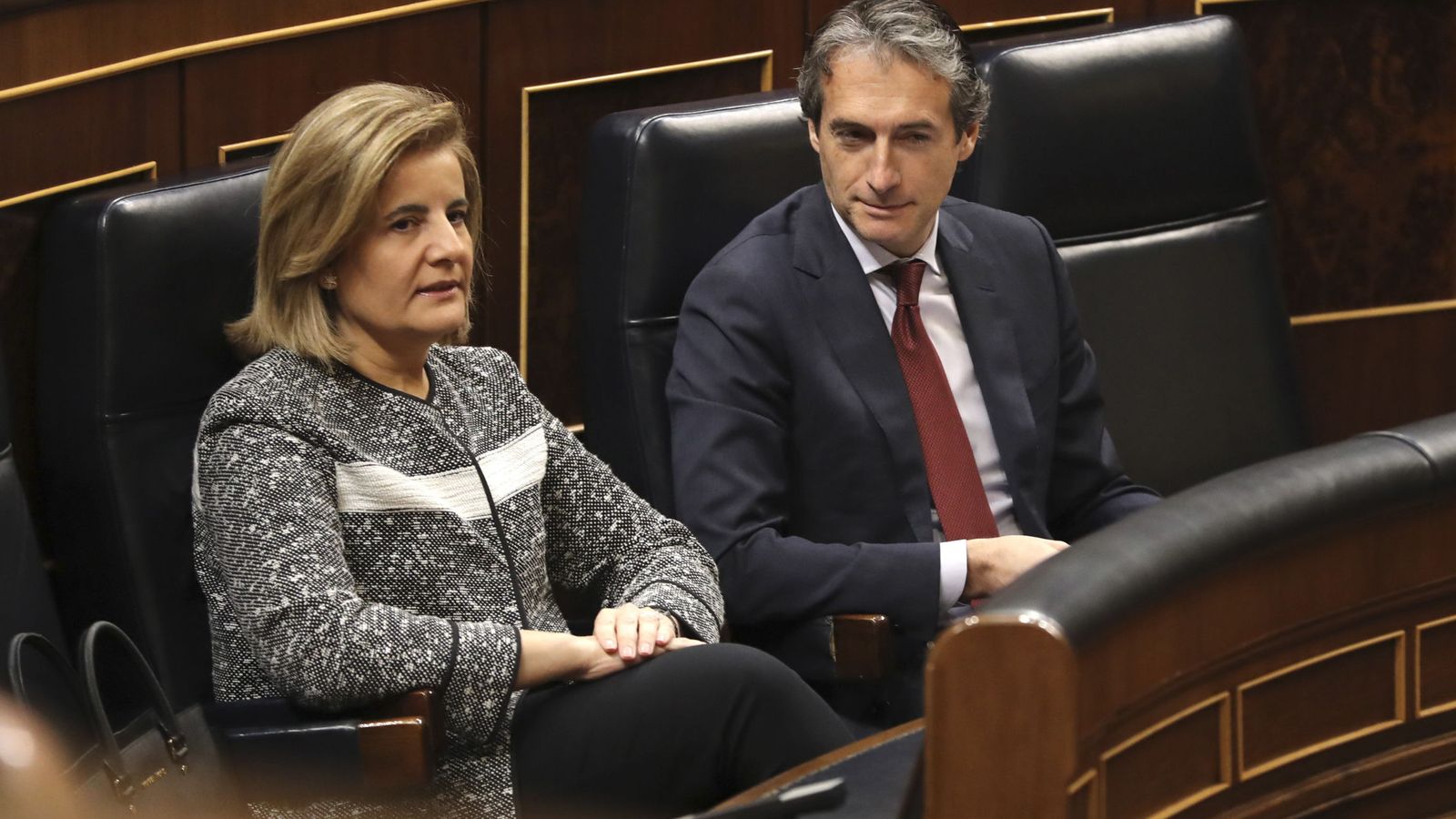 Foto: Pleno con la ministra de Empleo, Fátima Báñez, y el ministro de Fomento, Íñigo de la Serna. (EFE)