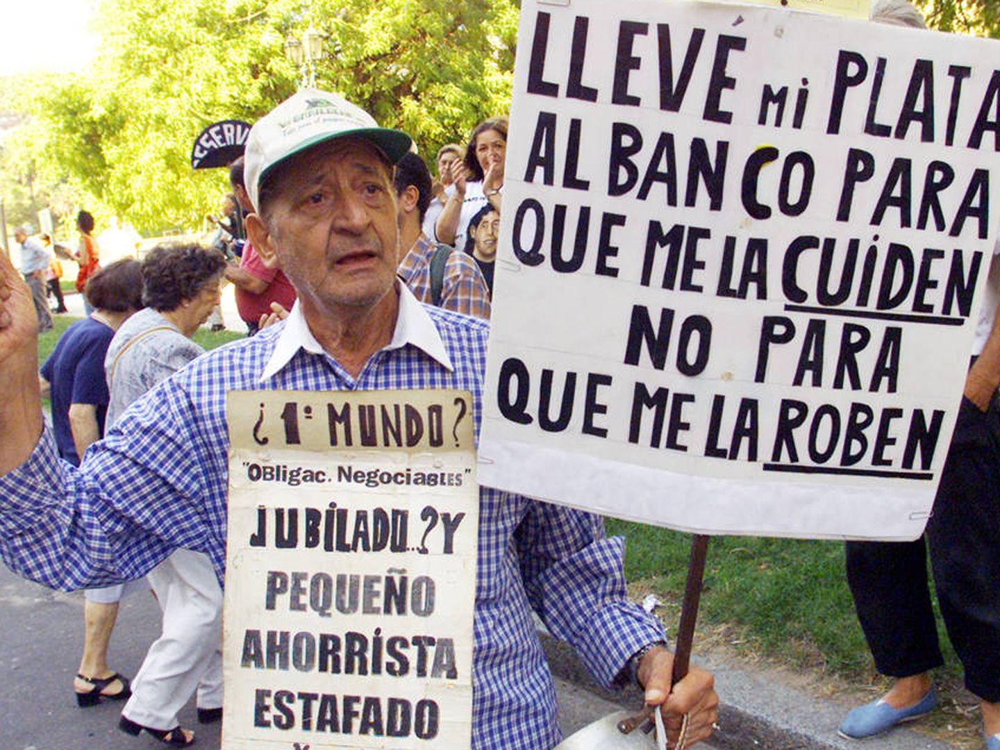 Argentinos protestan durante el corralito ante el Tribunal Supremo, en Buenos Aires, en enero de 2002. (Reuters)