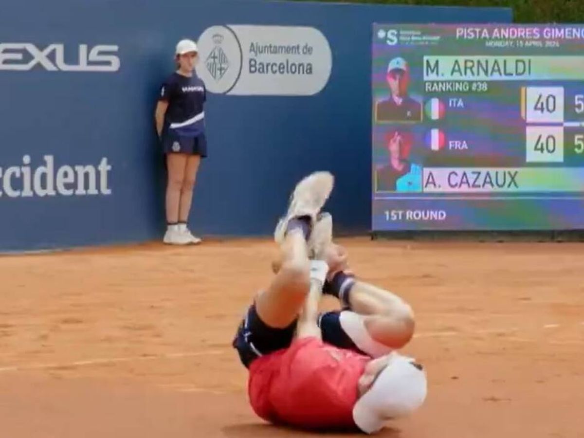 Foto: Arthur Cazaux, tras doblarse el tobillo en el Conde de Godó (@TennisTV).