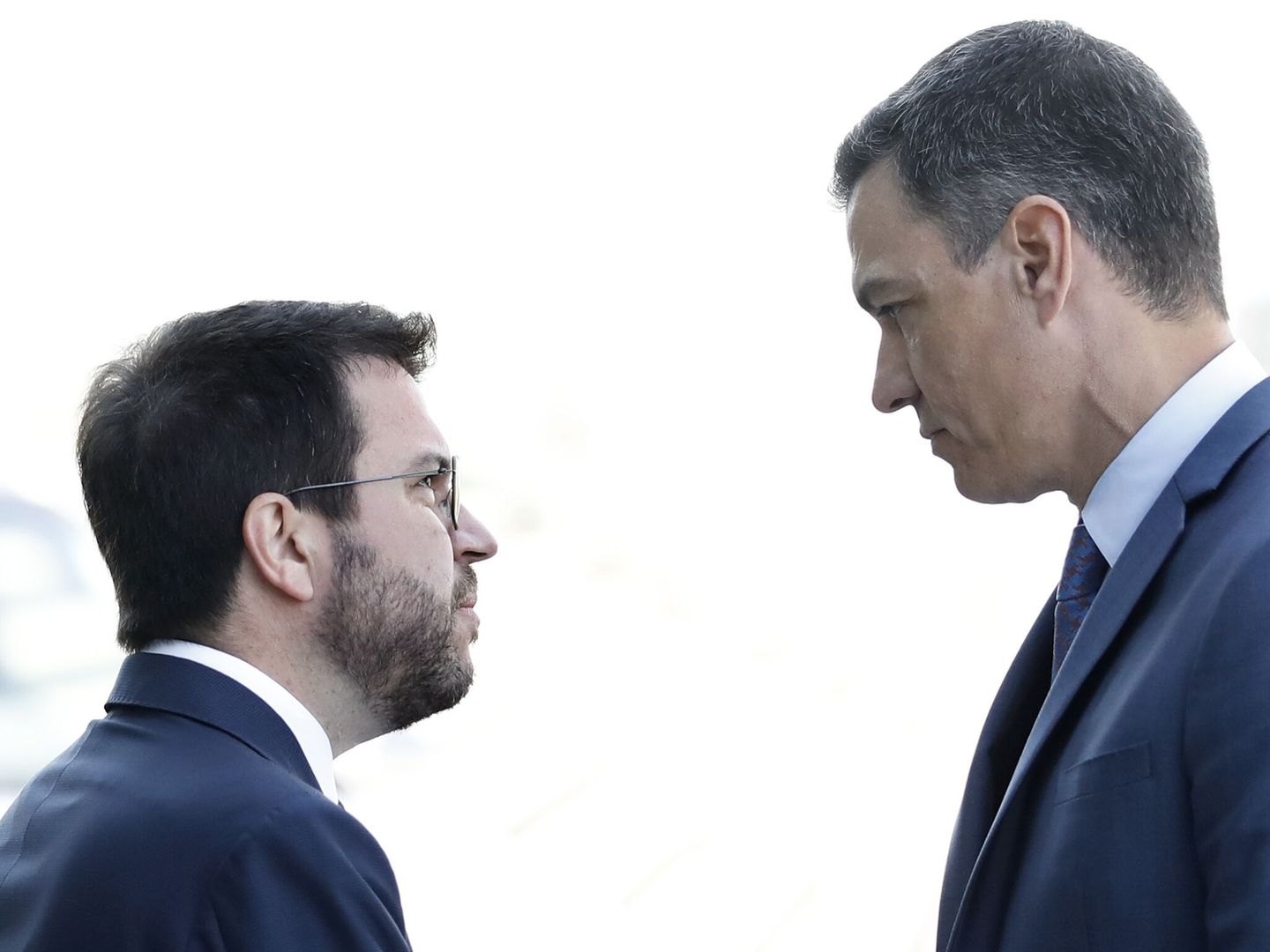 El presidente de la Generalitat, Pere Aragonès, junto a Pedro Sánchez, en un tenso encuentro en Barcelona