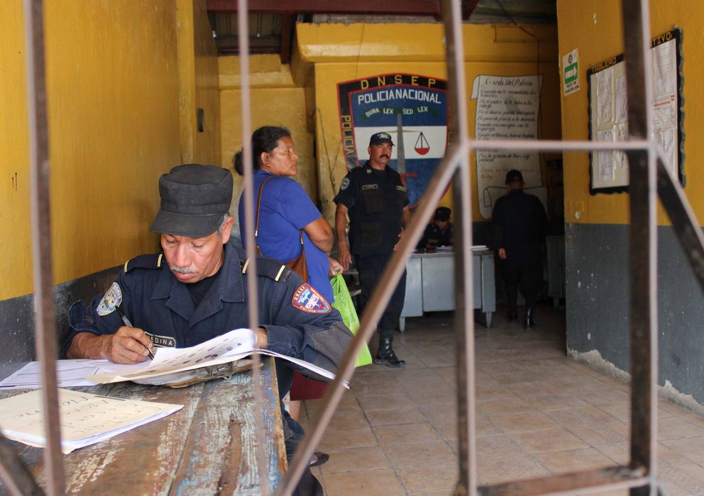 Foto: Puerta de entrada de la prisión de Comayagua, en Honduras. El interior del penal está controlado por los reos (Andros Lozano). 