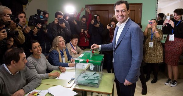 Foto: Juanma Moreno, votando en Málaga. (EFE)