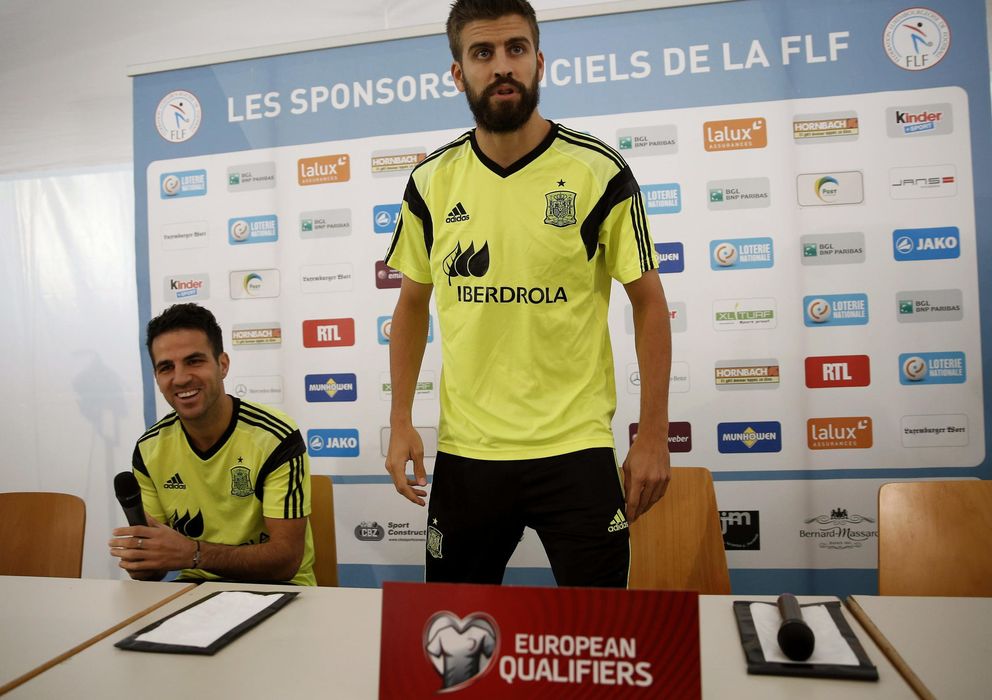 Foto: Piqué, de pie, y Fábregas, en la rueda de prensa previa al partido ante Luxemburgo. 