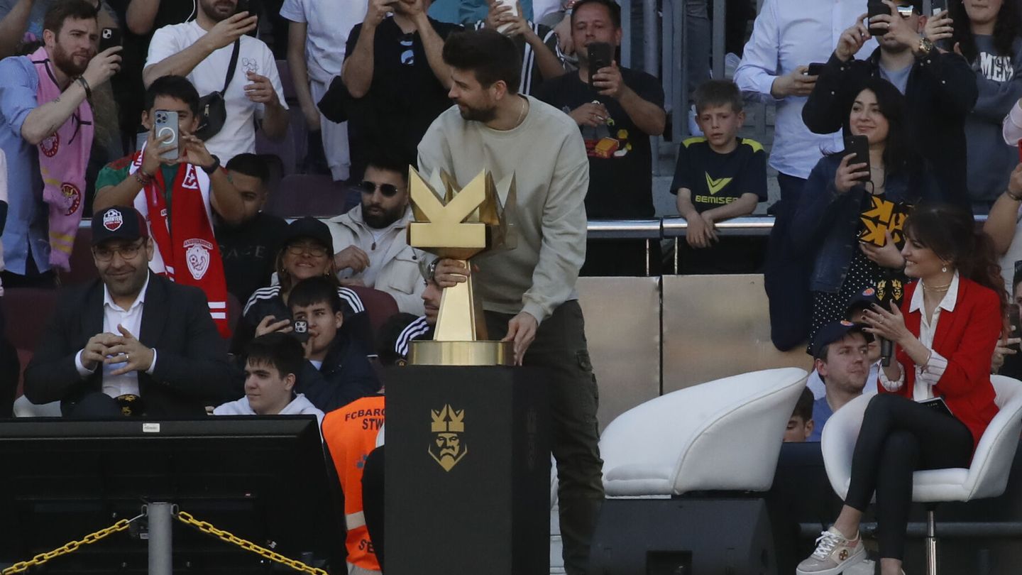 Gerard Piqué, con el trofeo de la Kings League en el Camp Nou. (EFE/Marta Pérez) 