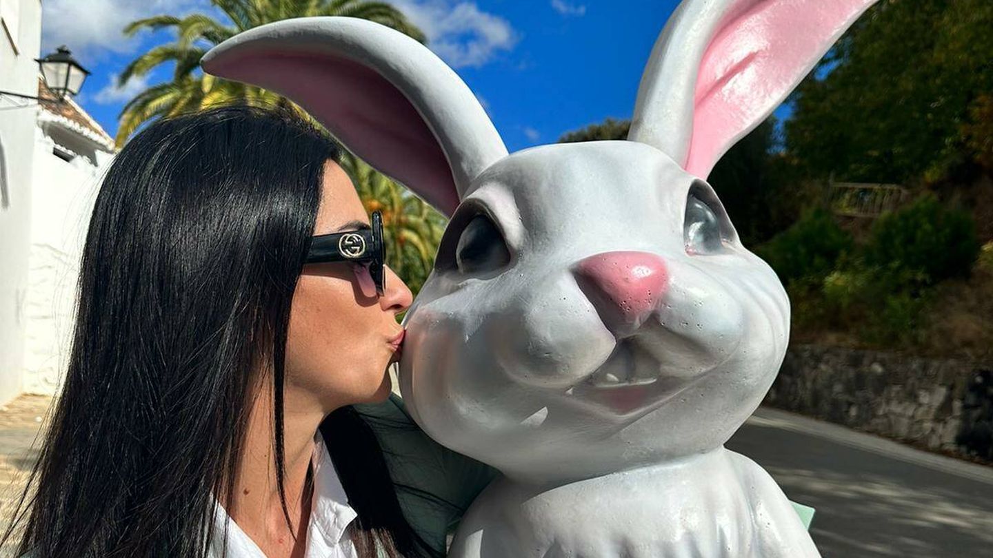 La alcaldesa de Parauta con el 'hermano gemelo' del conejo robado. (EC)