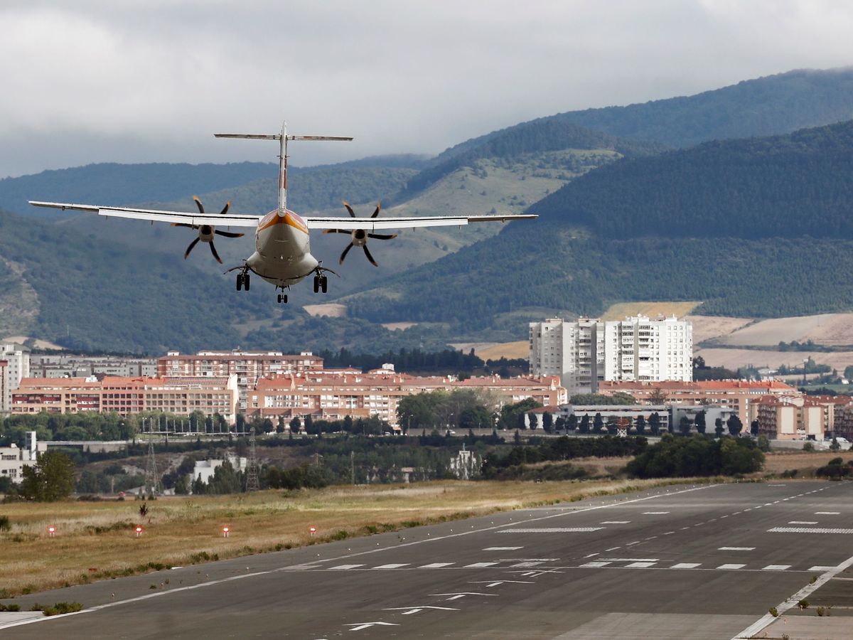 Foto: Vista de un avión aterrizando en el aeropuerto de Pamplona. (EFE)