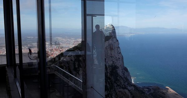 Foto: Un turista toma fotos en Gibraltar. (Reuters)