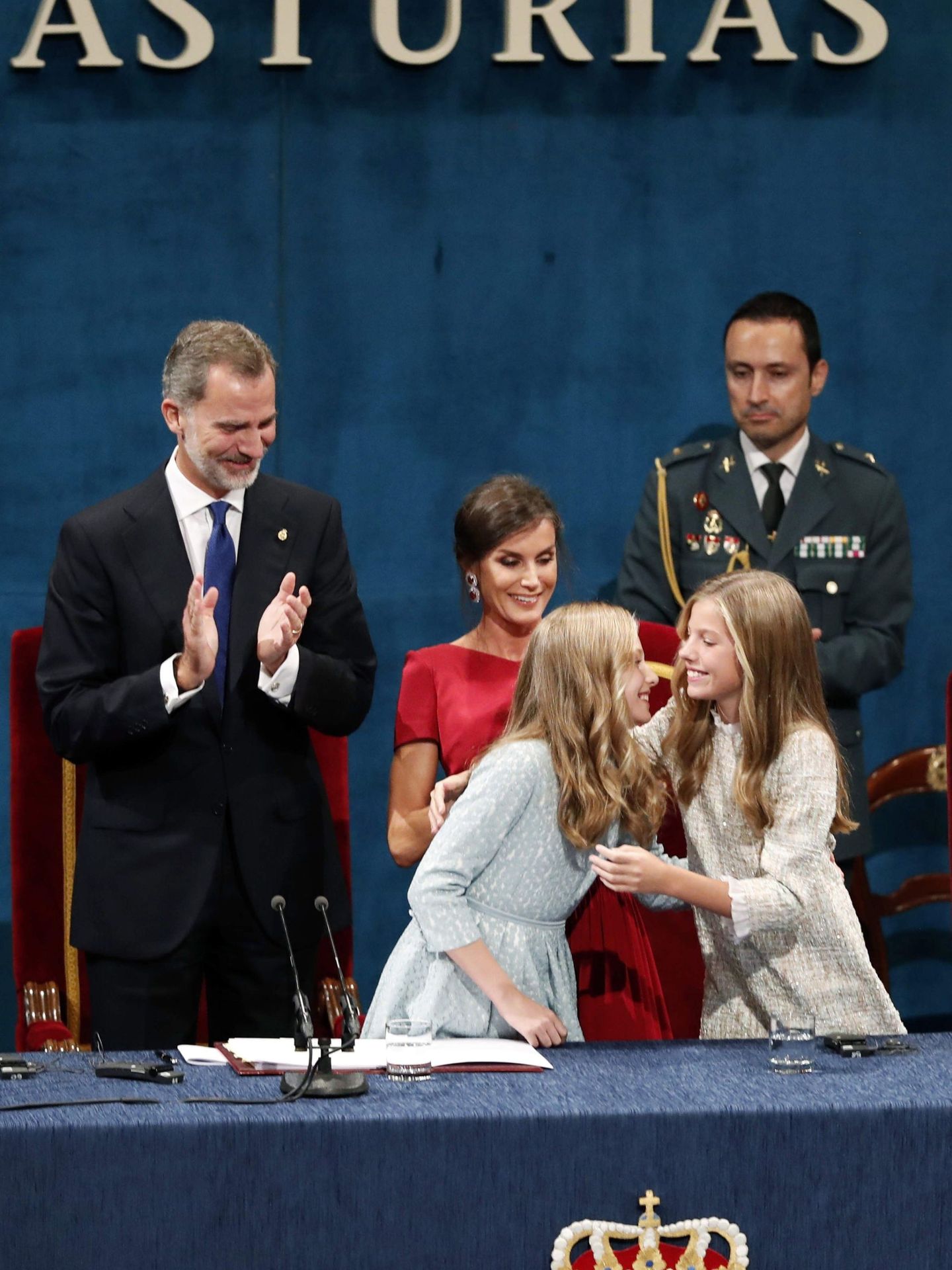 La princesa Leonor, recibiendo la felicitación de su hermana en Oviedo. (EFE)