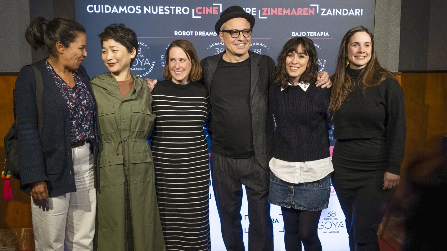 El director de la película 'Robot Dreams', Pablo Berger, acompañado por todo el equipo, incluida su mujer. (EFE/Villar López)