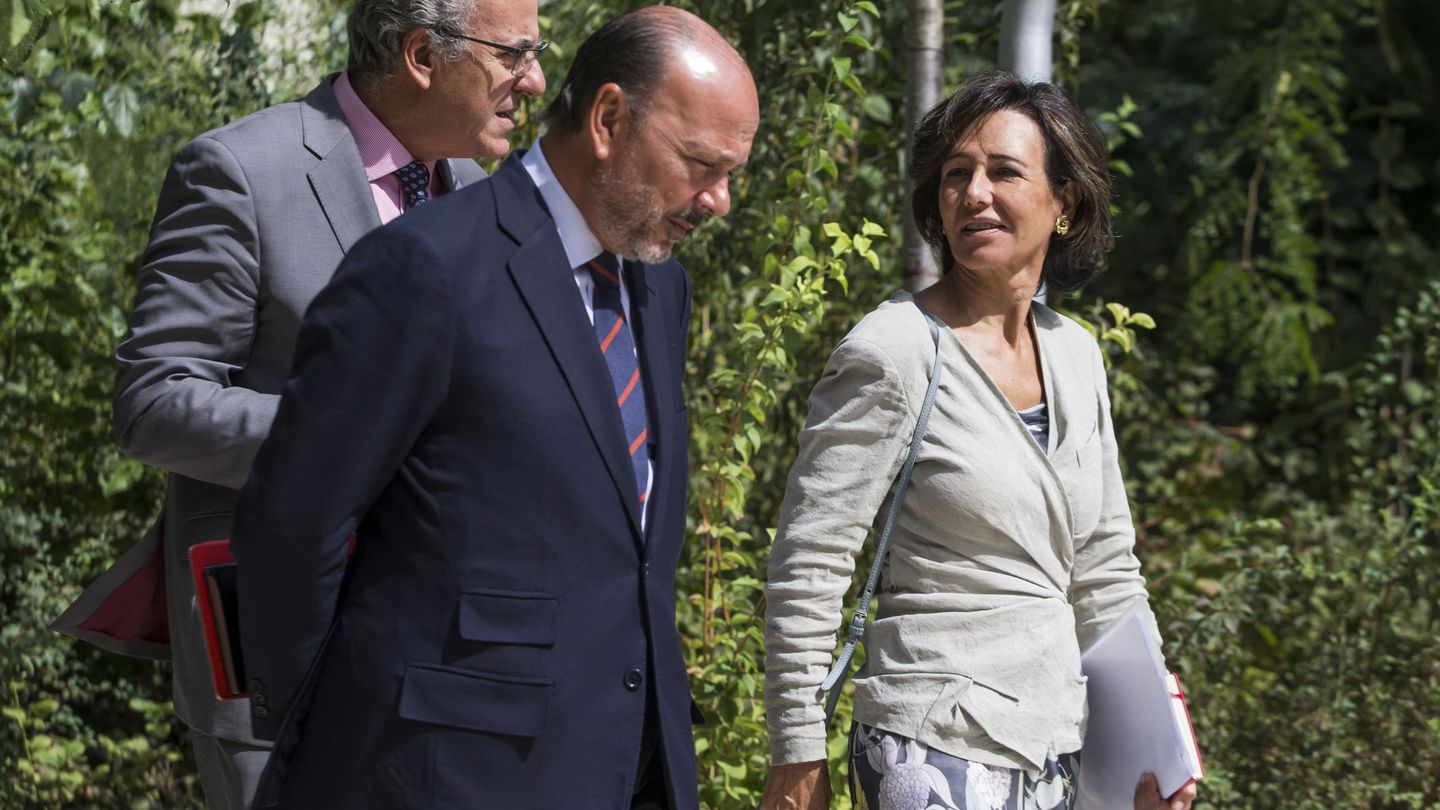 La presidenta de Banco Santander, Ana Botín (d), y Javier Monzón. (EFE)