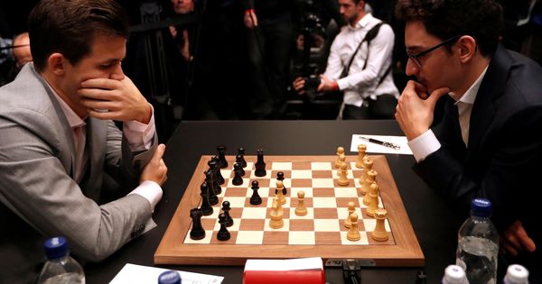 Foto: Magnus Carlsen y Fabiano Caruana en la final del Mundial de ajedrez. (Reuters)