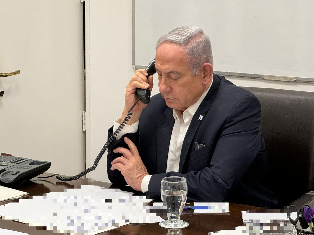 Foto: El 'premier' israelí Benjamin Netanyahu mantiene una llamada telefónica con el presidente estadounidense, Joe Biden (Oficina del primer ministro israelí)