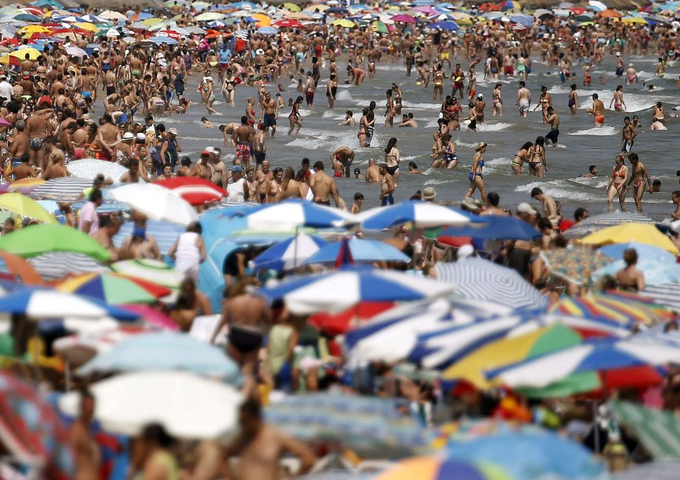 Foto: Un gran número de personas acuden a disfrutar del buen tiempo estival a las playas españoles. (EFE)