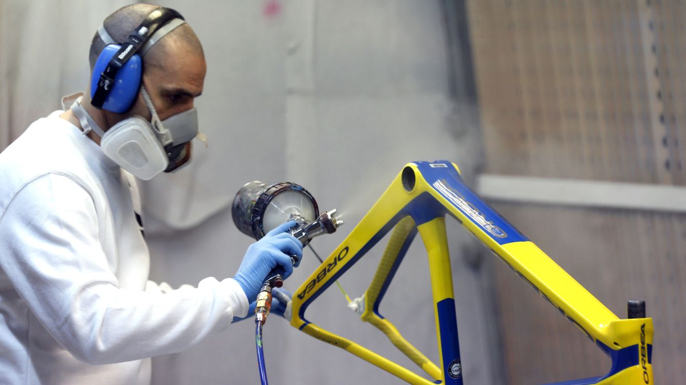 Foto: Un trabajador pinta un cuadro de una bicicleta de Orbea. (EFE/Luis Tejido)