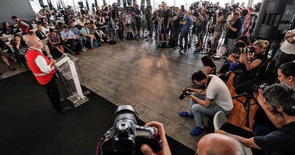 Foto: Máxima expectación en la primera rueda de prensa sobre los detalles de la llegada del Aquarius a Valencia. (EFE)