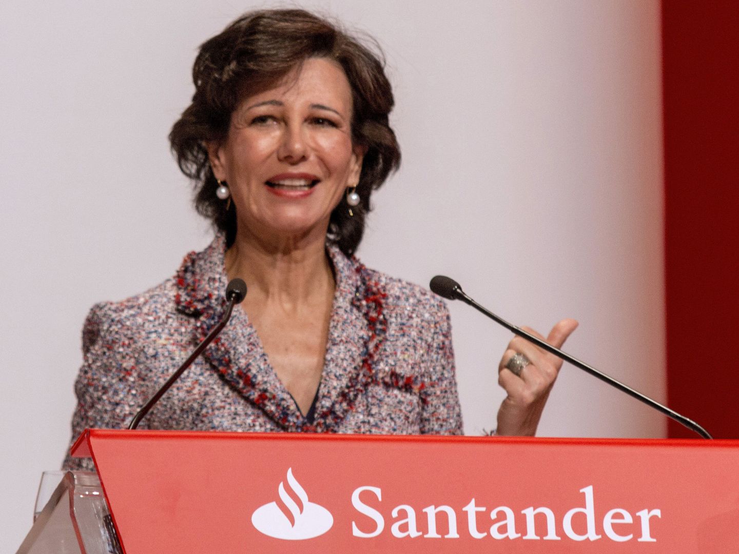 La presidenta del Banco Santander, Ana Botín, durante la junta general de accionistas. (EFE)