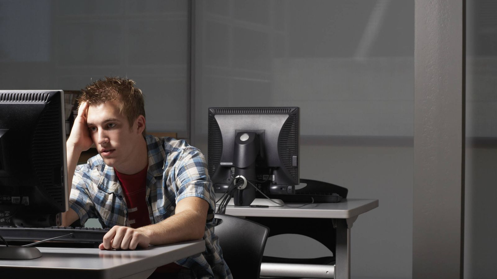 Foto: Un joven delante de un ordenador. (Corbis)