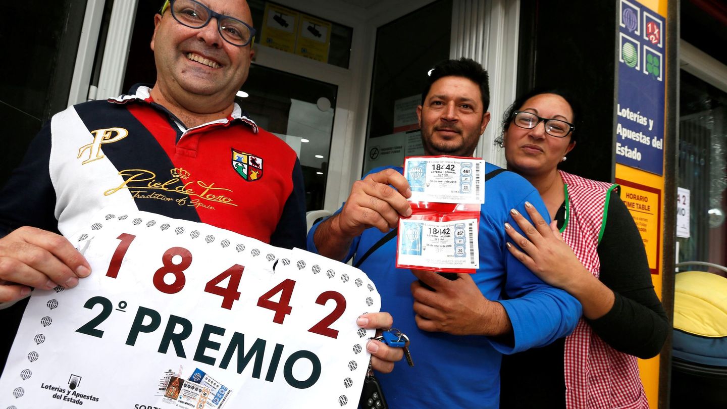 La familia a la que le tocó el segundo premio del Niño y el quinto de la Lotería de Navidad en Benijófar (Alicante) (EFE)