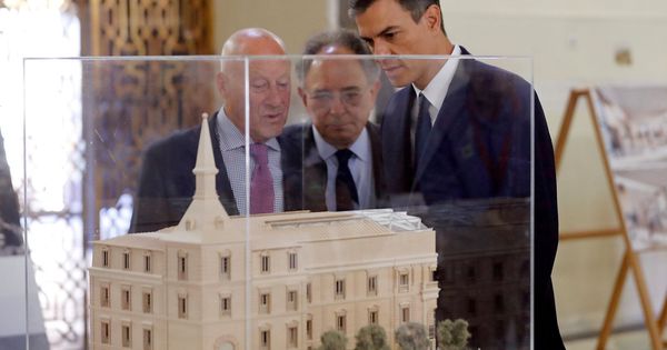 Foto: Pedro Sánchez visita la ampliación del Museo del Prado, con los arquitectos Norman Foster (i) y Carlos Rubio, este 19 de septiembre. (EFE)