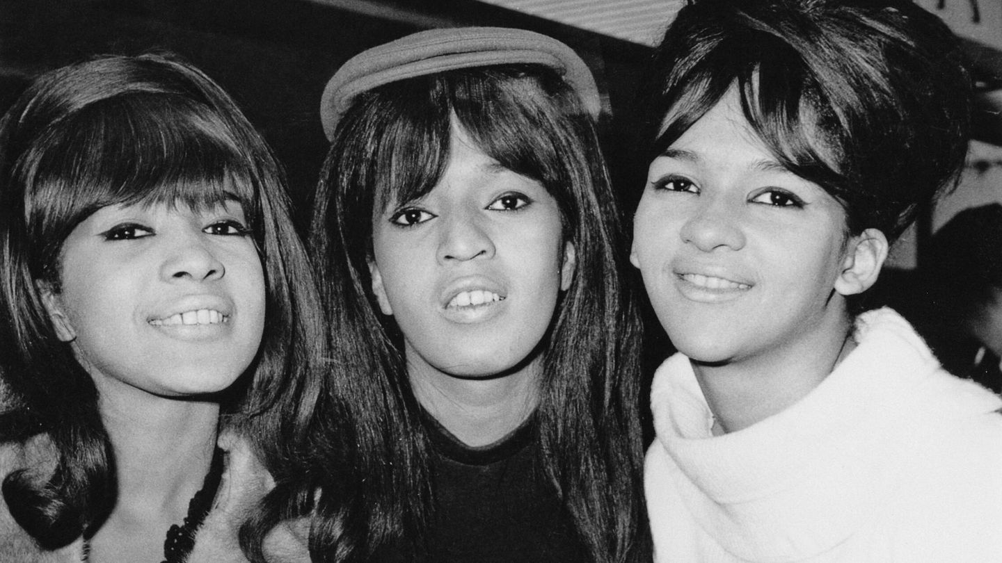 Una imagen de las Ronettes en 1964 con Ronnie a la izquierda. (Getty)