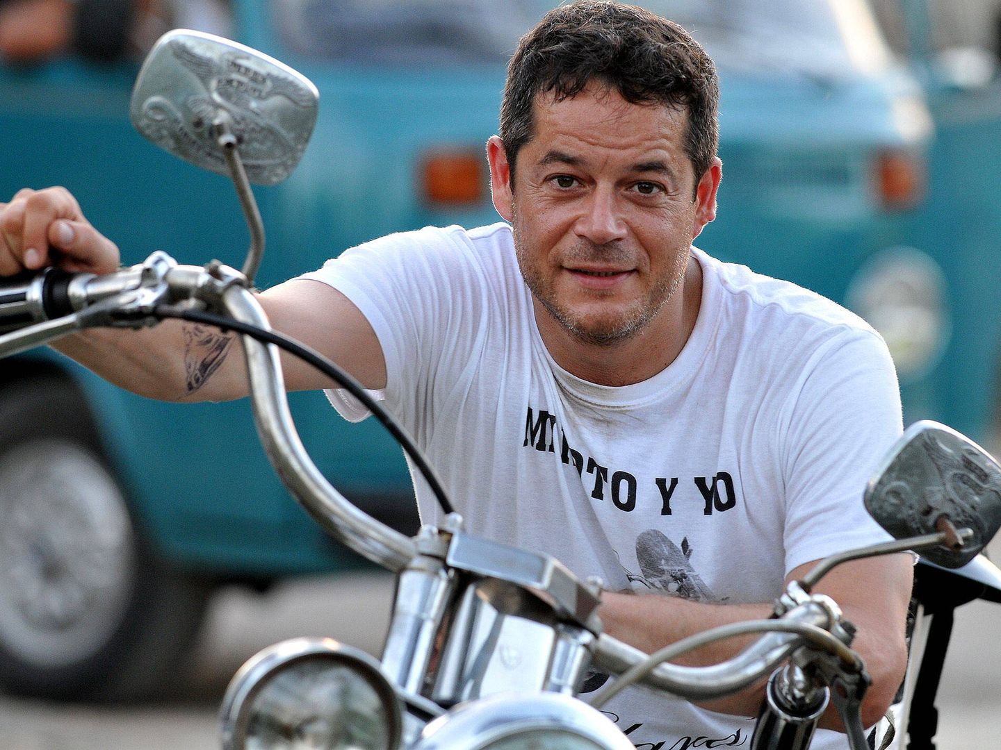 Jorge Sanz, sobre una Harley Davidson en La Habana. (EFE)