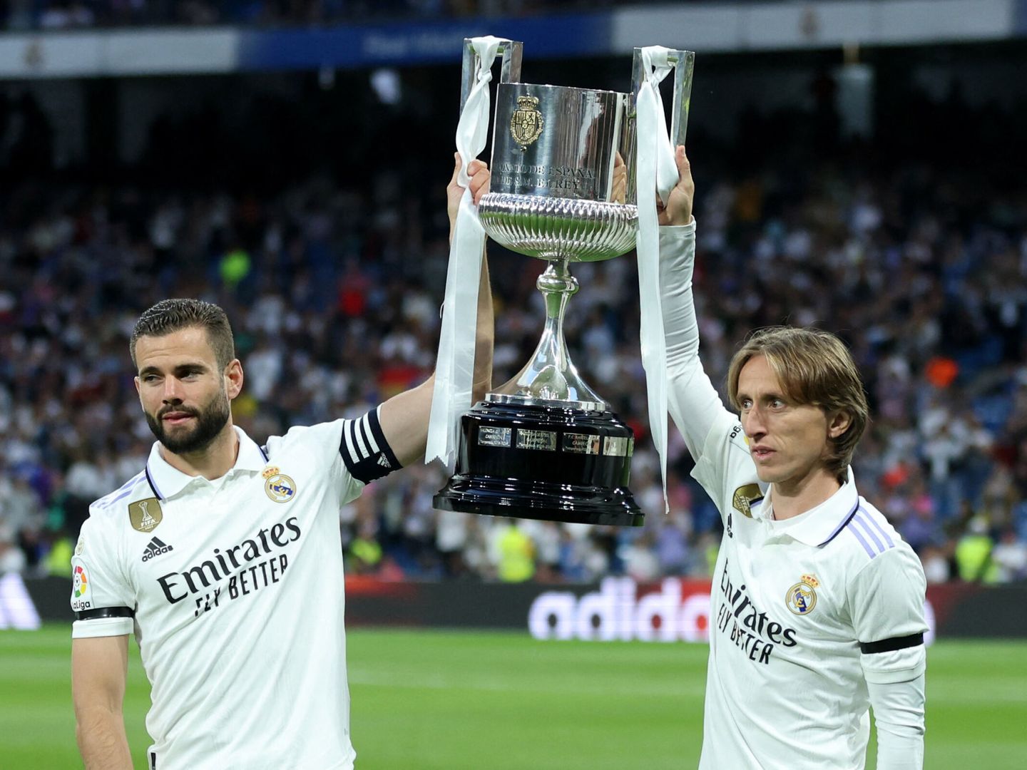 Nacho y Modric ofrecen en el Bernabéu la Copa del Rey. (Reuters/Isabel Infantes)