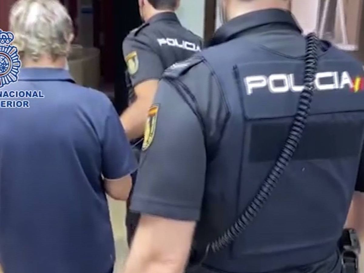 Foto: La Policía Nacional detiene al profesor acusado de agresión sexual. (Policía Nacional)