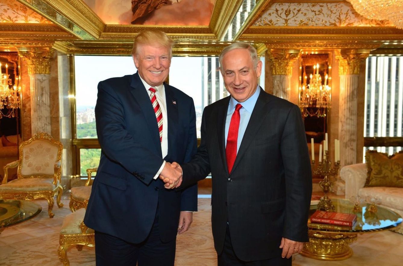 Donald Trump estrecha la mano de su amigo el primer ministro israelí Benyamin Netanyahu en la Torre Trump, en septiembre de 2016 (Reuters)