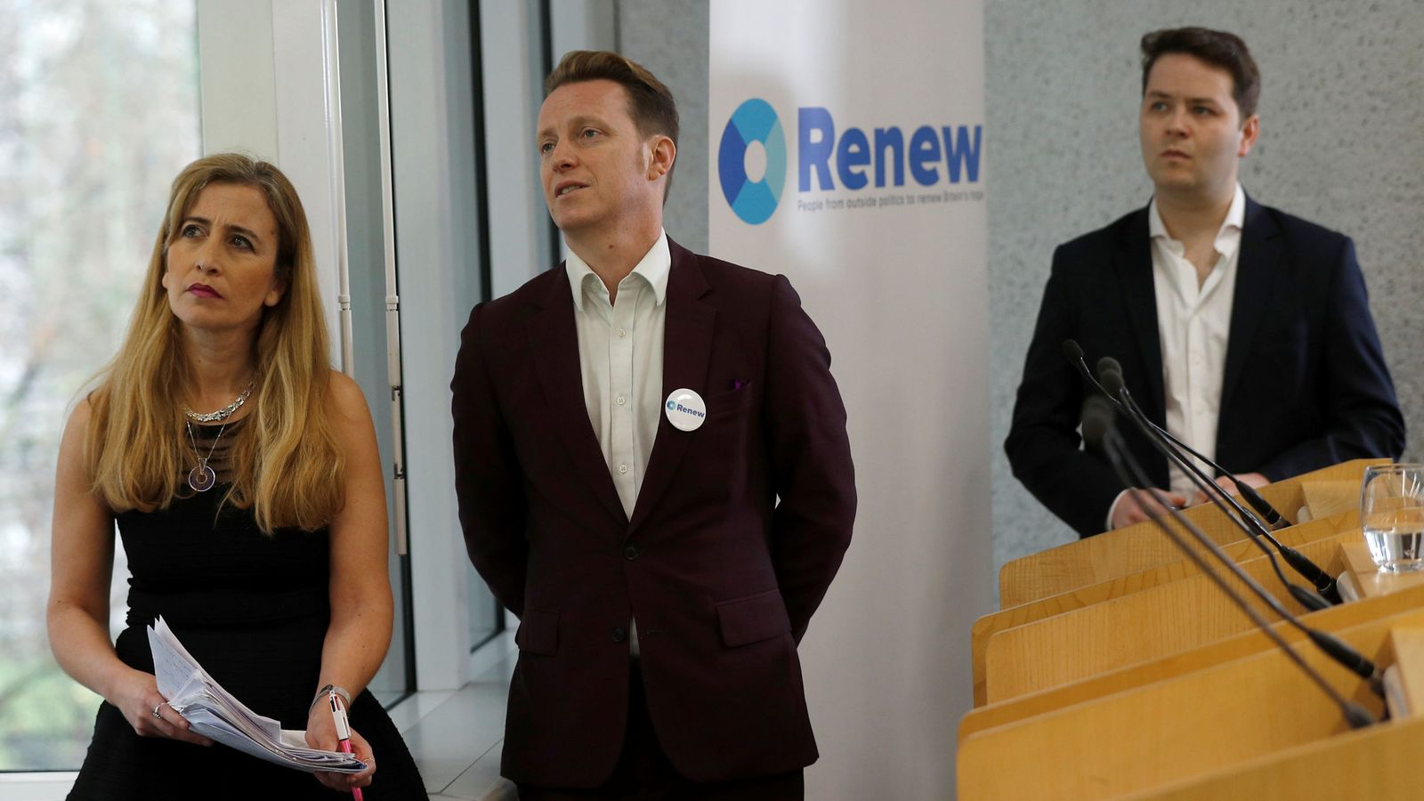 Foto: Sandra khadhouri, James Clarke y James Torrance, líderes de Renew, durante la presentación del partido en Londres. (Reuters)