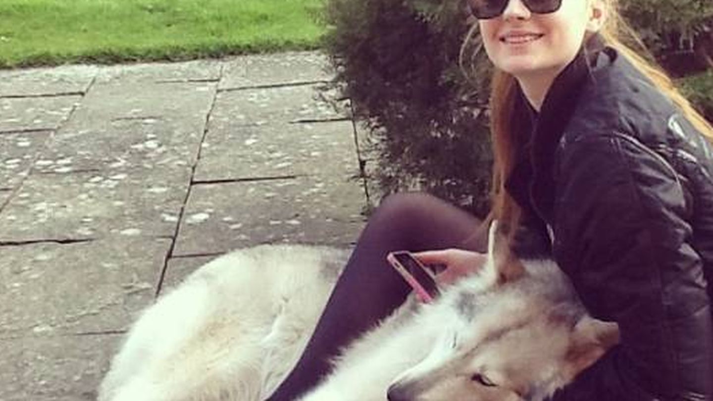La actriz Sophie Turner de 'Juego de Tronos' con su perro.