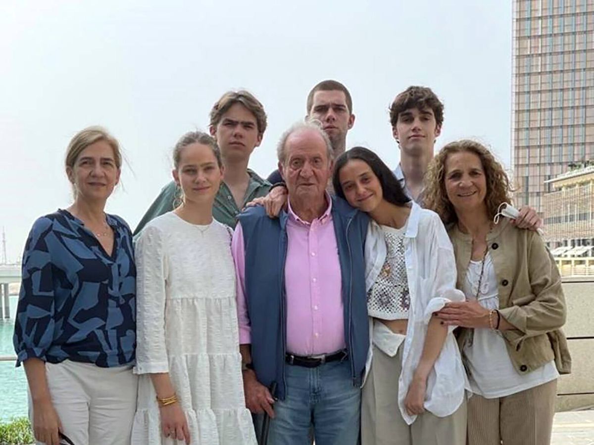 Foto: Don Juan Carlos, con sus hijas y nietos. (Europa Press)