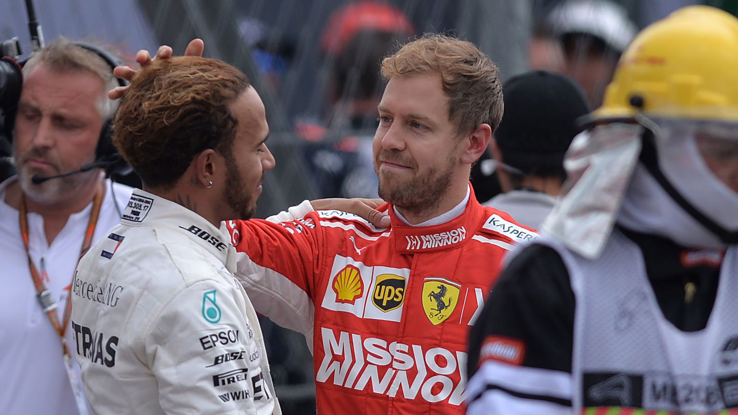 Lewis Hamilton (i) saluda al alemán Sebastian Vettel (c) (Ferrari) al final del Gran Premio de México. (EFE)
