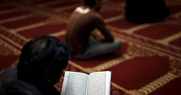 Foto: Un musulmán residente en Grecia lee el Corán antes de la oración del viernes en una mezquita no oficial en Atenas, en febrero de 2017. (Reuters)