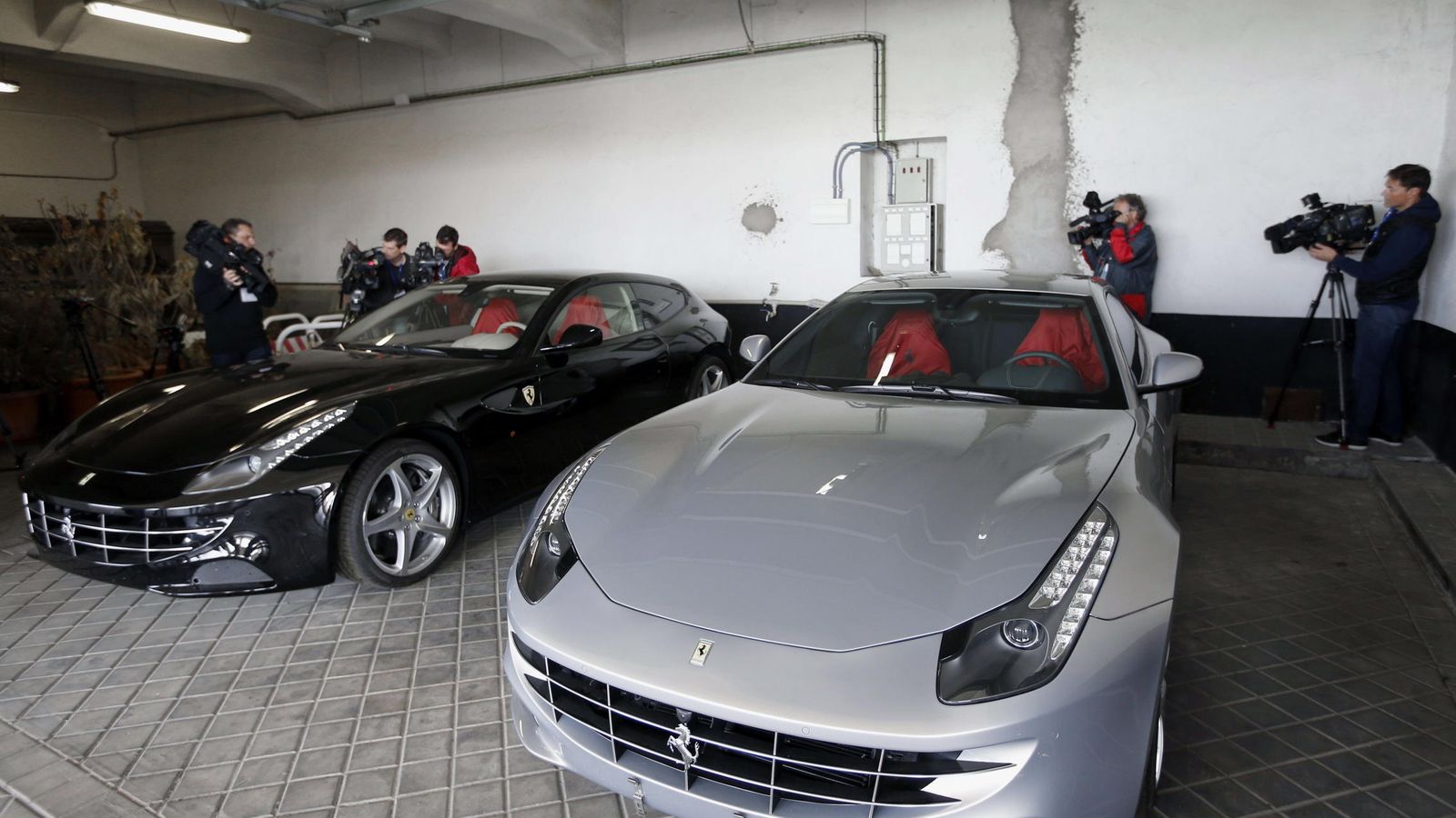 Foto: Los dos automóviles Ferrari que fueron obsequiados al Rey Juan Carlos por Emiratos Árabes Unidos. (EFE)