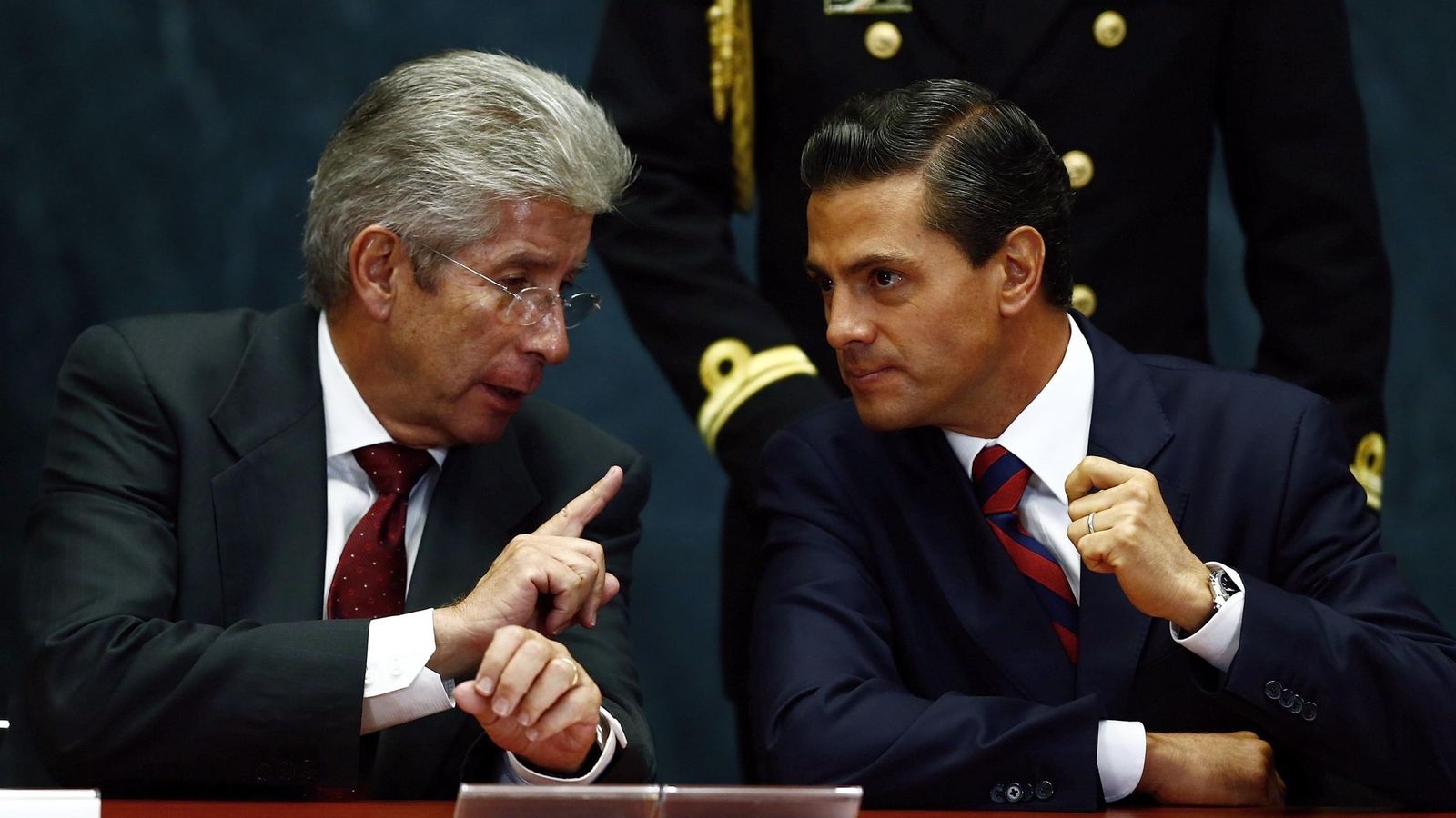 Foto: Gerardo Ruiz Esparza, secretario de Transporte, con el presidente de México, Enrique Peña Nieto. (Reuters)