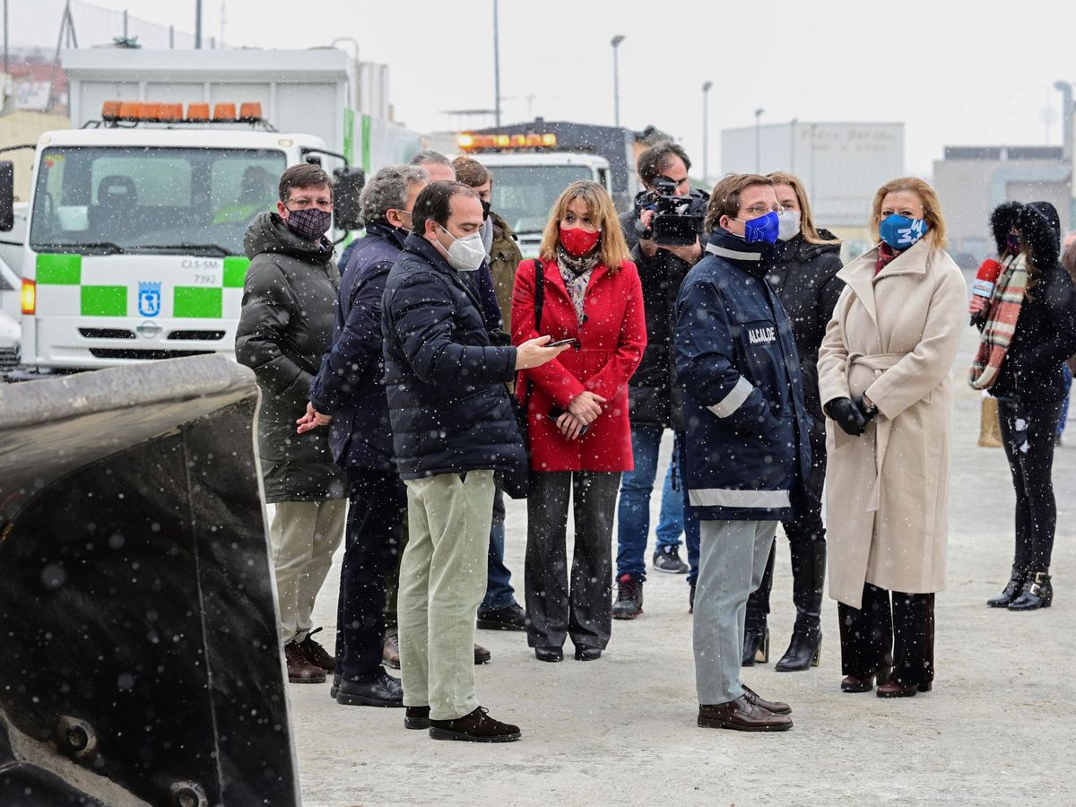 Foto: El alcalde de madrid visita el dispositivo del plan de emergencias invernales. (EFE)