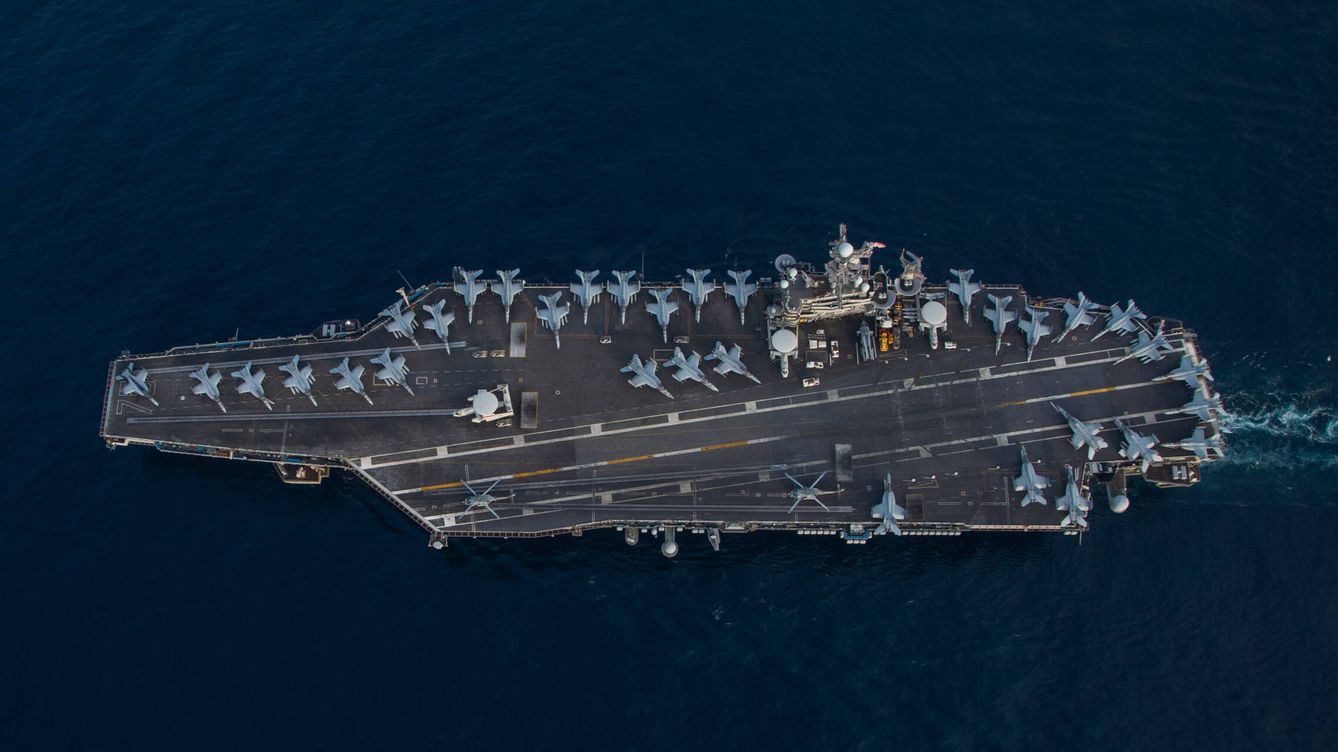 Foto: El portaaviones USS Harry S. Truman visto desde el cielo. (U.S. Navy)