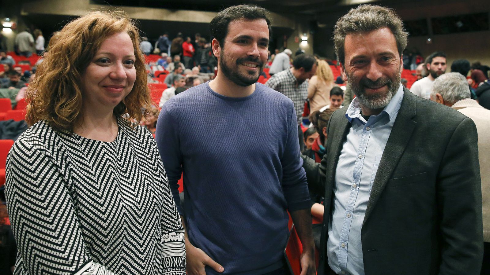 Foto: Alberto Garzón, con Mauricio Valiente y Chus Alonso, los elegidos coportavoces de la nueva federación de IU Madrid, este 3 de abril. (EFE)