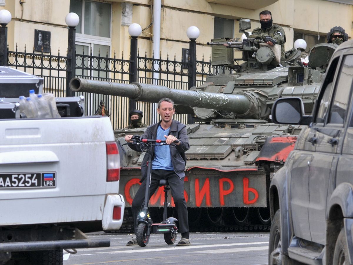Foto: Un hombre en patín delante de un tanque de Wagner en Rostov. (EFE)