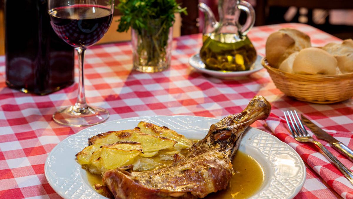 De Patones a Chinchón: ruta gastronómica por los pueblos de Madrid (y los platos más típicos)