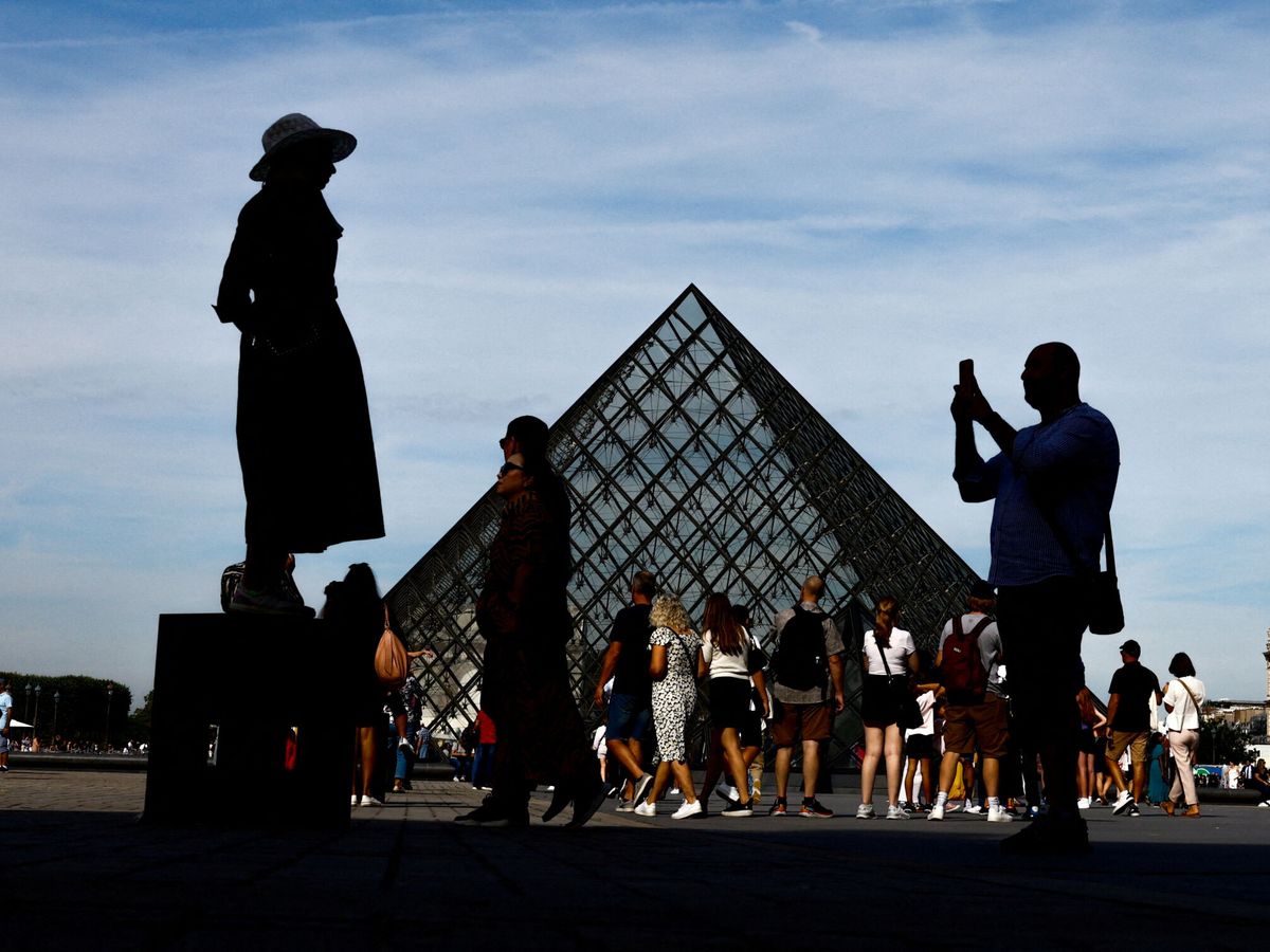 Foto: La pirámide de cristal del Museo del Louvre. (Reuters/Gonzalo Fuentes)