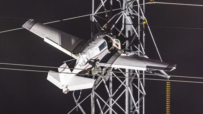 Foto de Una avioneta choca contra una torre de alta tensión