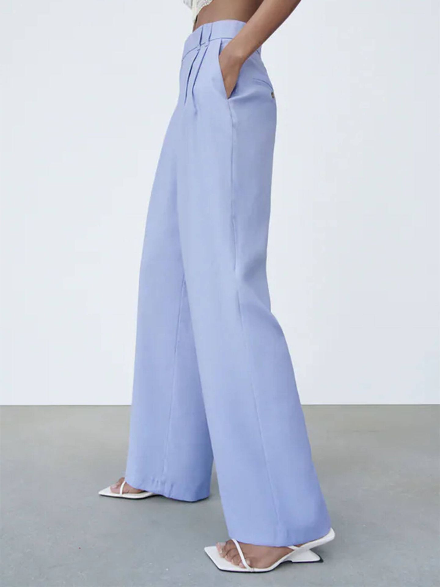 Pantalón en color 'Very Peri' azulado de Zara. (Zara/Cortesía)