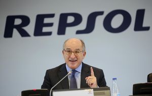 Barclays 'pasa' de la caída del crudo y da un potencial del 58% a Repsol