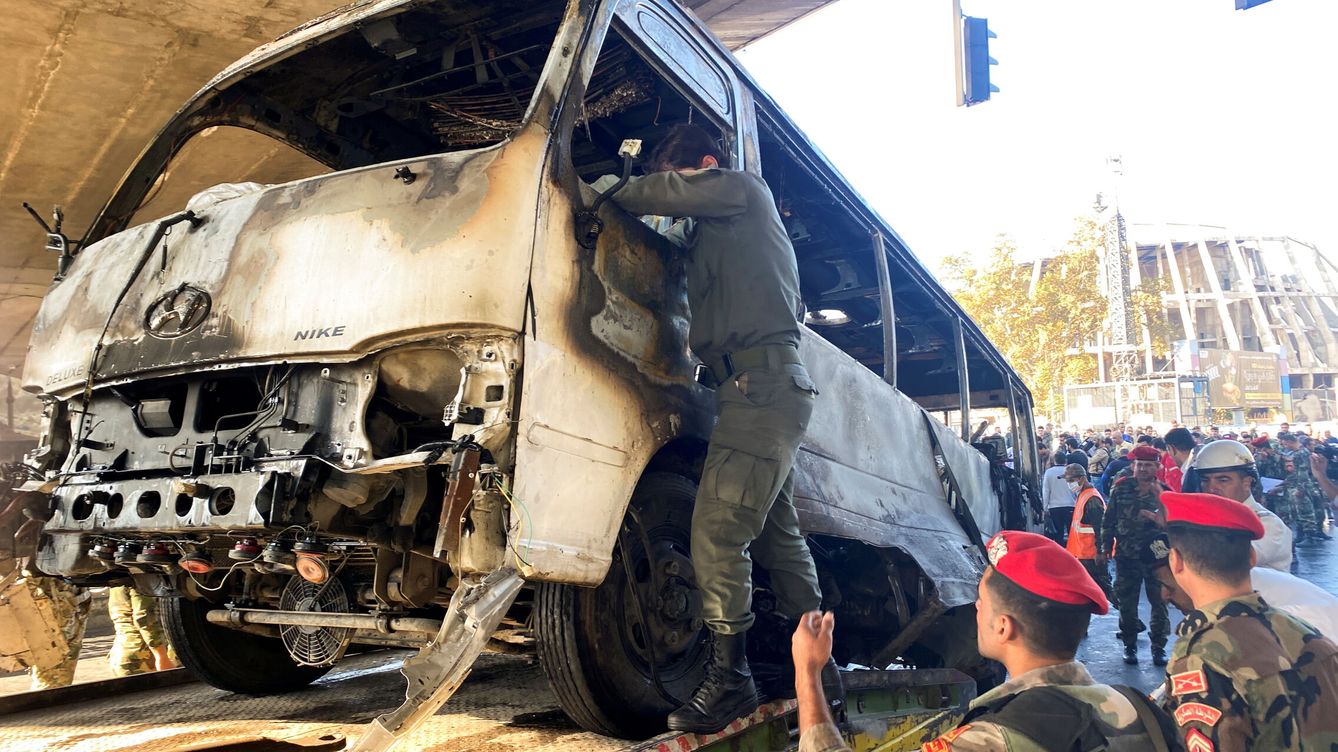 Al menos 13 muertos tras una explosión con bombas en un autobús militar en Damasco