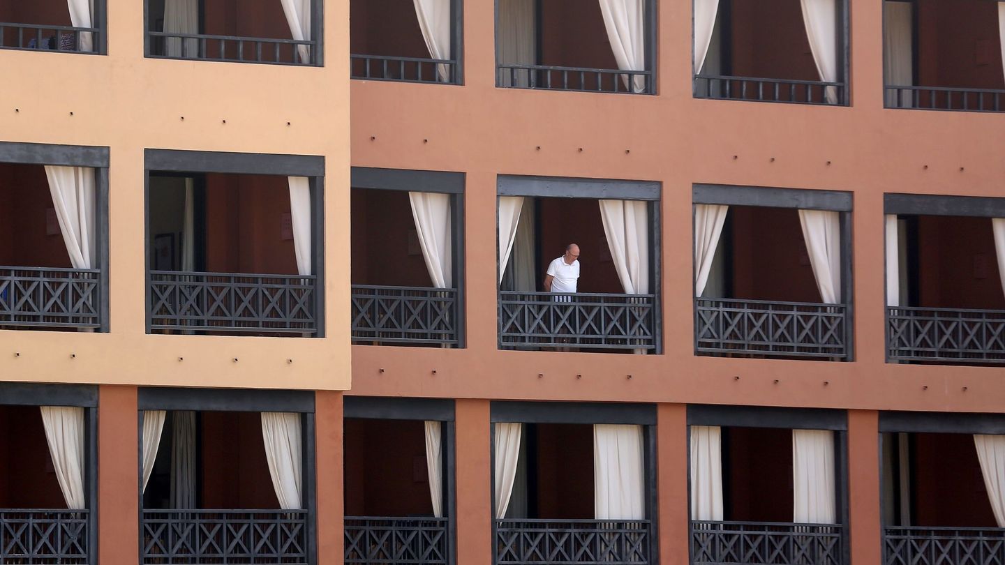 Un turista se asoma desde el balcón de su habitación en el hotel del sur de Tenerife, donde aún permanecen cientos de aislados. (EFE)
