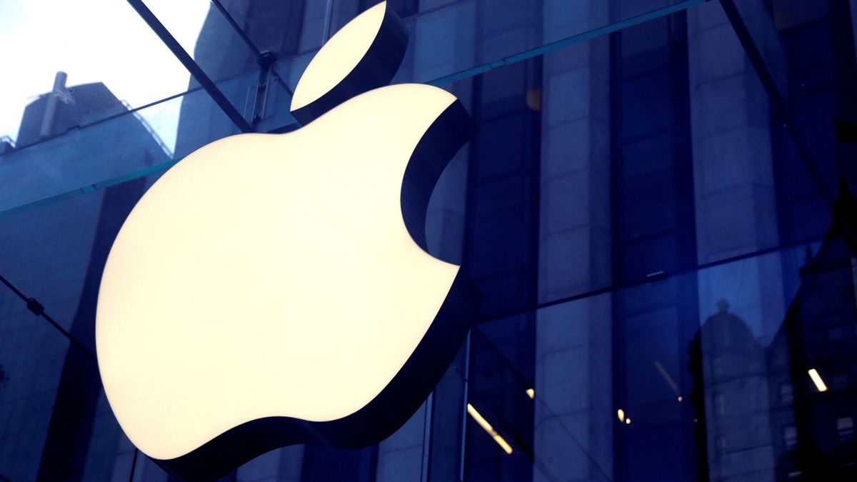 Más problemas para Apple en China: confinan otra vez su mayor fábrica de iPhone