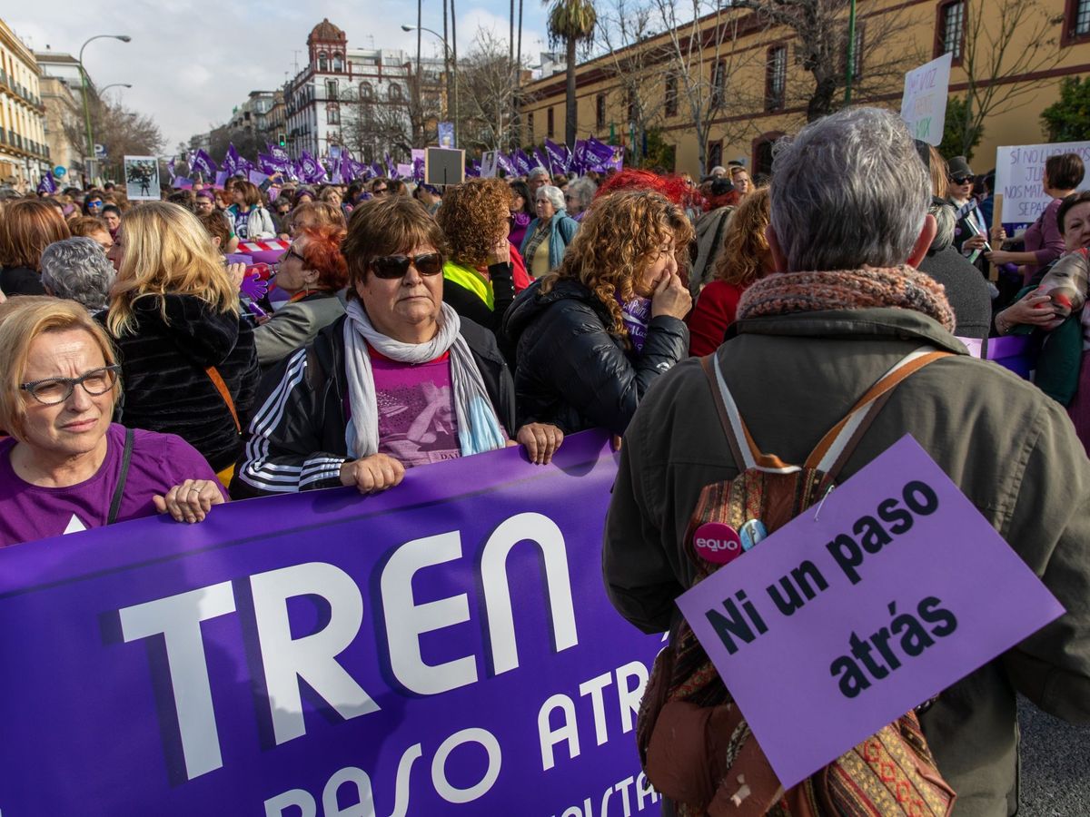 Foto: Más de 8.000 mujeres han recorrido este domingo el centro de Sevilla. (EFE)