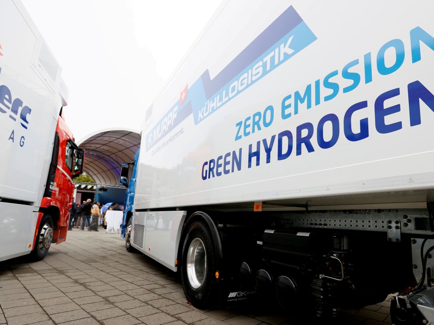 Camiones impulsados por motor de hidrógeno. (Reuters/D. Balibouse)